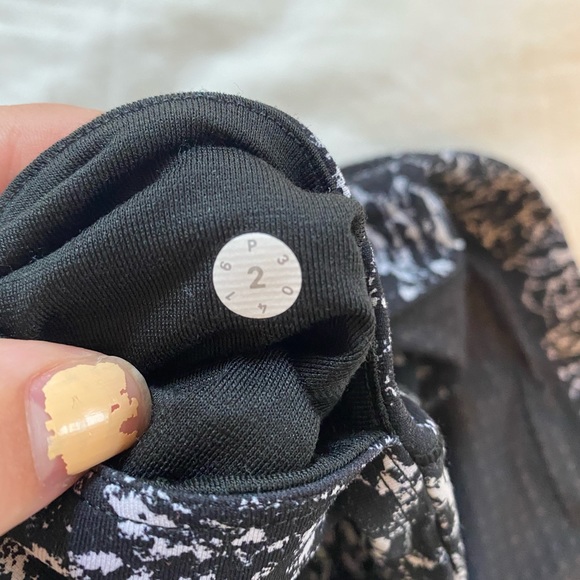 LULULEMON LEGGINGS - SIZE 2 - Picture 5 of 6